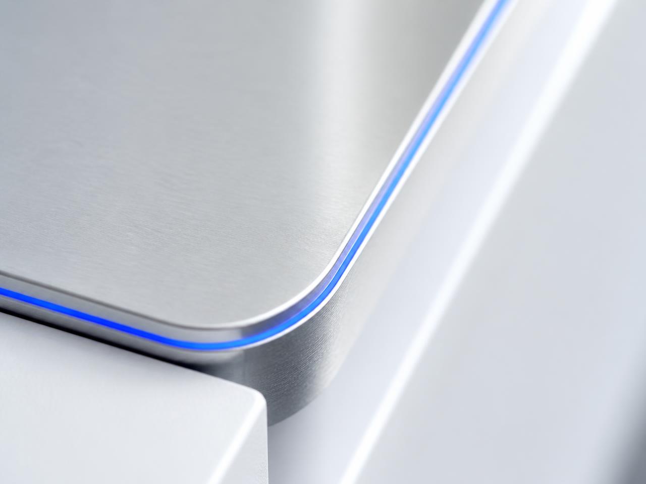 Präzise Oberfläche mit feiner blauer Lichtkante
